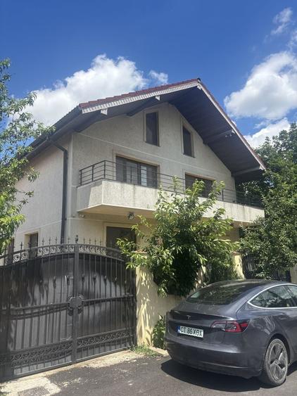 Casă cu 3 camere în Palas