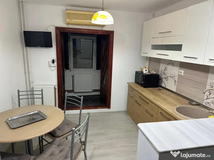 Apartament cu 2 camere decomandat, mobilat în Central
