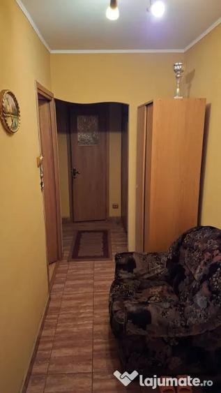 Apartament cu 4 camere decomandat în 1 Decembrie