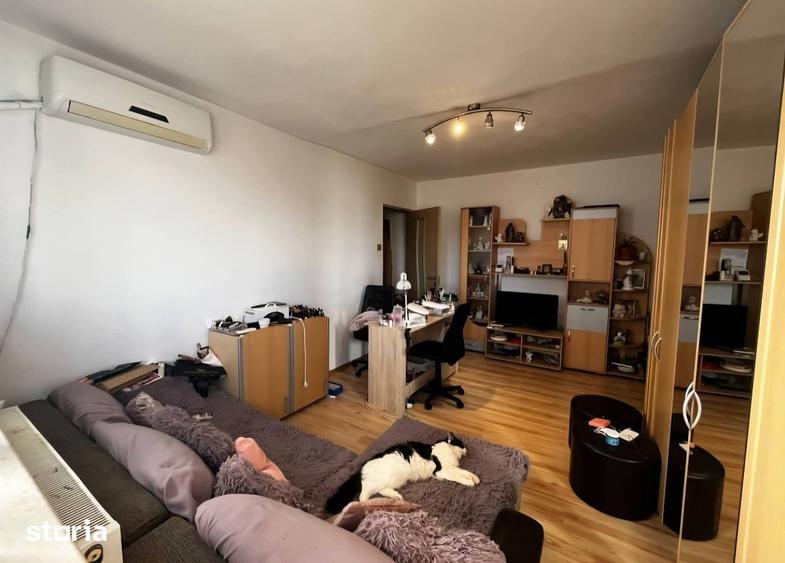 Apartament cu 3 camere semidecomandat în Calea București