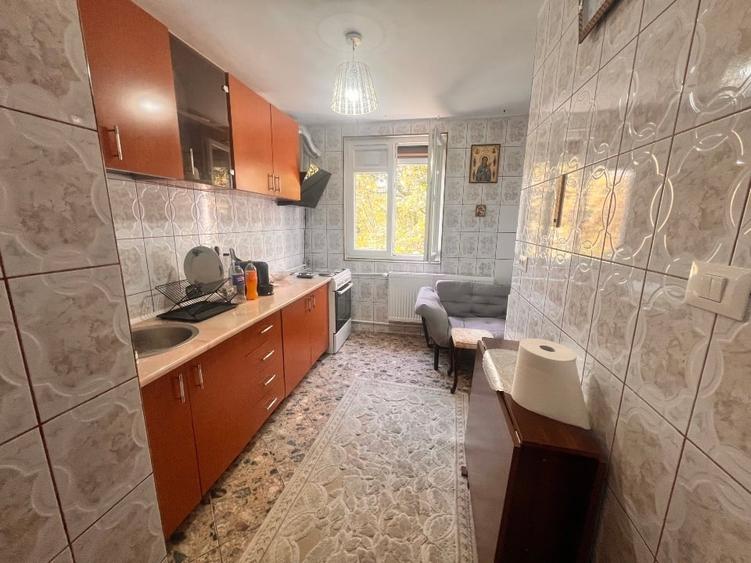 Apartament cu 3 camere decomandat, mobilat în Berceni