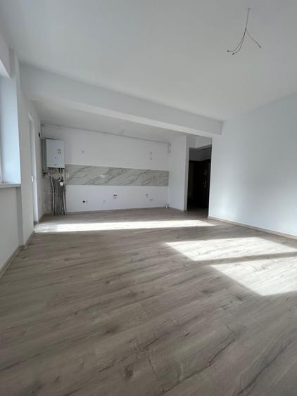 Apartament cu 3 camere semidecomandat în Florești