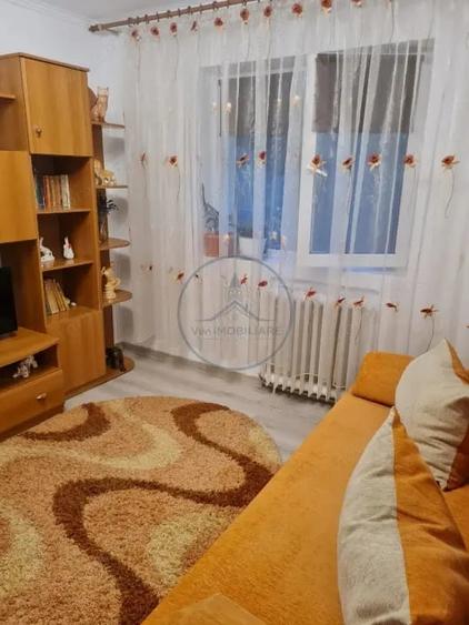 Apartament cu 3 camere semidecomandat, mobilat în Central