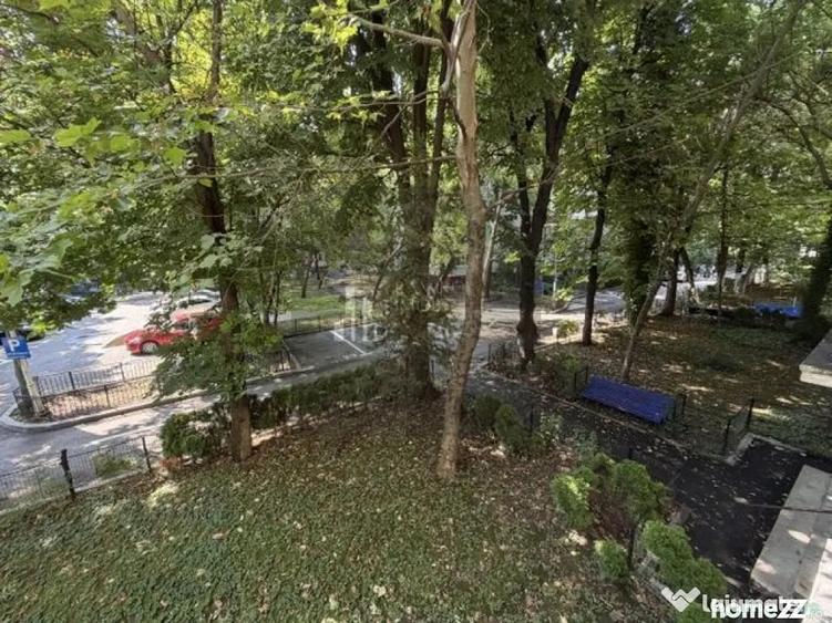 Apartament cu 3 camere semidecomandat în Alexandru Obregia