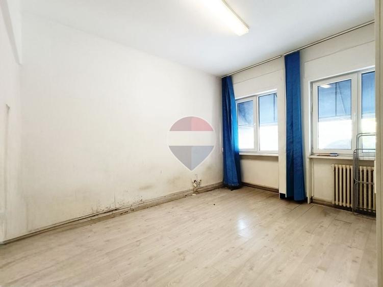 Apartament cu 5 camere semidecomandat în Magheru