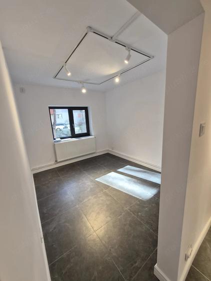 Apartament cu 5 camere decomandat în Est