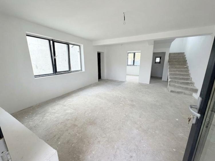 Duplex cu 4 camere cu Canalizare în Exterior Sud
