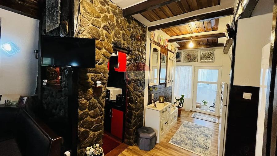 Casă cu 4 camere cu Teren 959 Mp în Lăzăreni