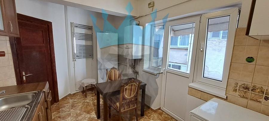 Apartament cu 3 camere semidecomandat, mobilat în P-ța Romană