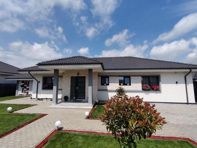 Casă cu 3 camere în Jucu