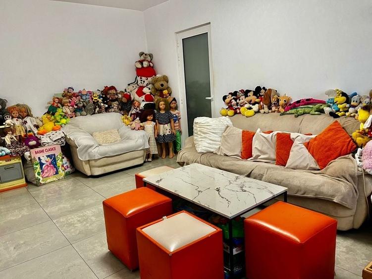 Apartament cu 4 camere semidecomandat în Micălaca