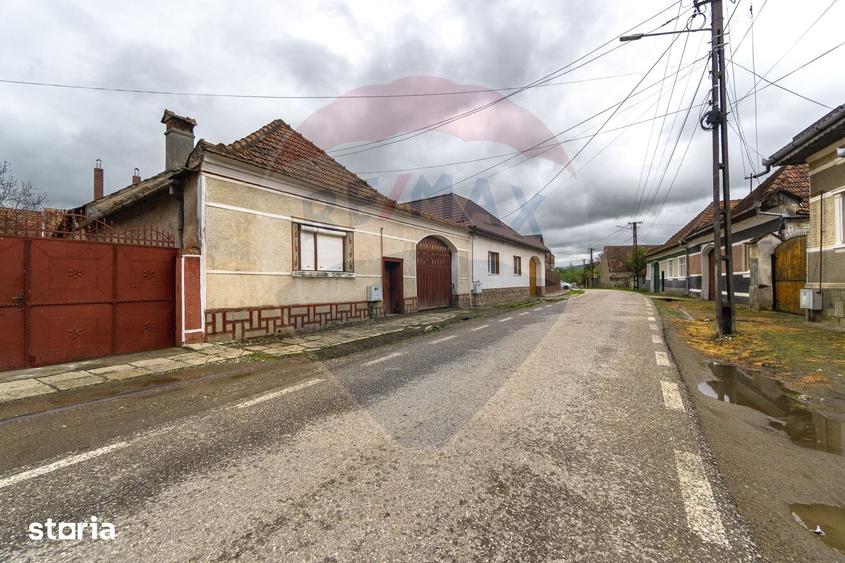 Casă cu 4 camere cu Teren 1068 Mp în Părău