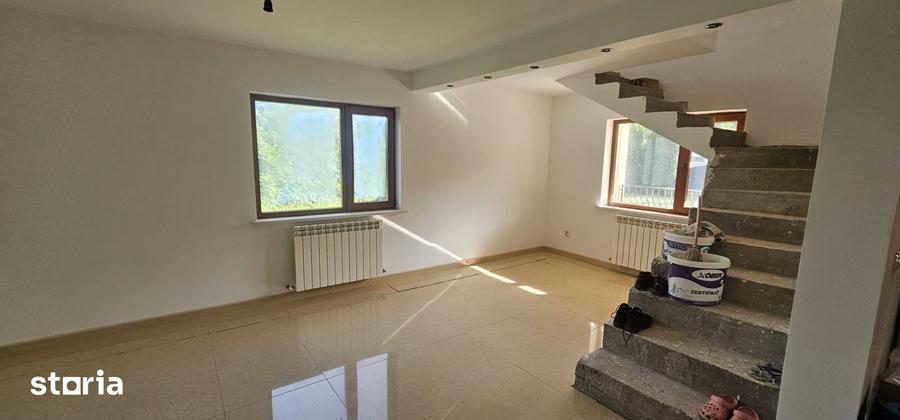 Casă cu 5 camere cu Teren 3600 Mp în Bâlca