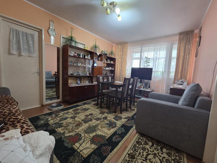 Apartament cu 3 camere semidecomandat în Micro 16