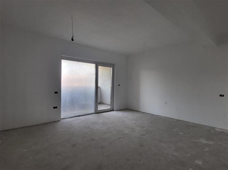 Apartament cu 5 camere decomandat în Dumbrăvița