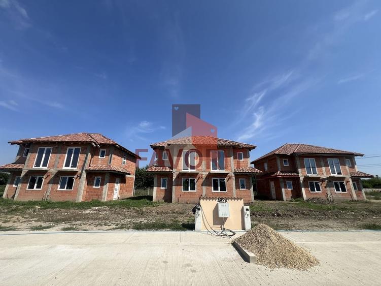 Duplex cu 3 camere cu Canalizare în Remetea Mare