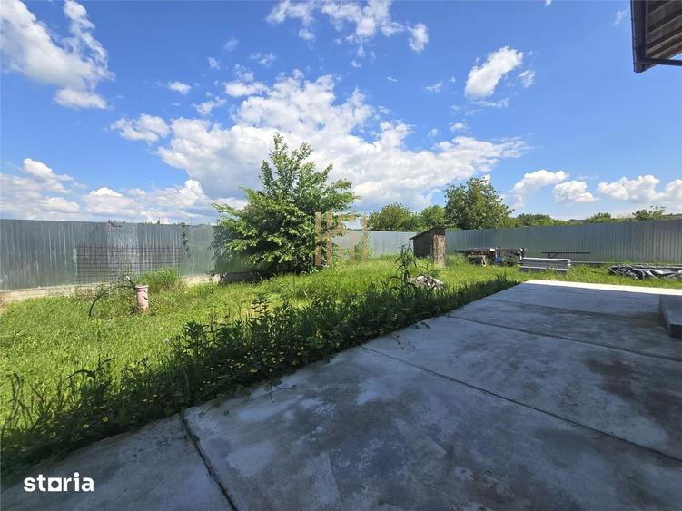 Casă cu 5 camere cu Teren 800 Mp în Plopu