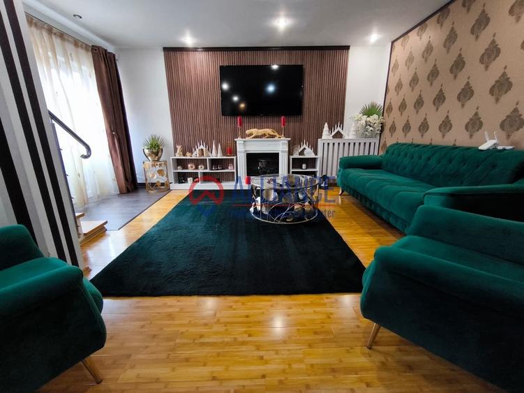 Casă cu 10 camere decomandat cu Teren 442 Mp în CET