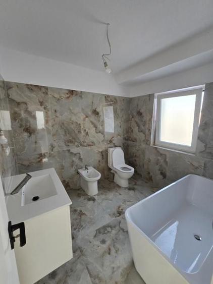 Casă cu 5 camere cu Canalizare în Valea Lupului