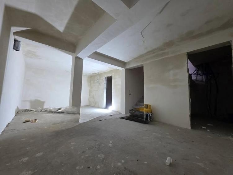 Duplex cu 6 camere cu Canalizare în Dezmir