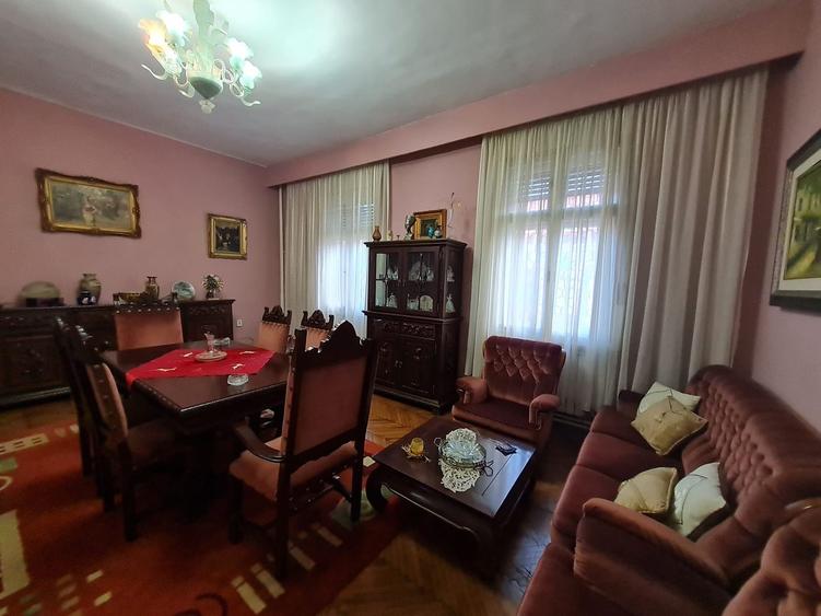 Casă individuală cu 8 camere cu Canalizare în Central