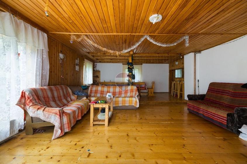 Casă individuală cu 7 camere cu Teren 1259 Mp în Bran