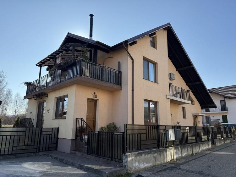 Casă cu 4 camere în Bujoreni