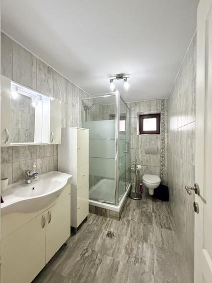 Apartament cu 4 camere semidecomandat, mobilat în P-ța Victoriei