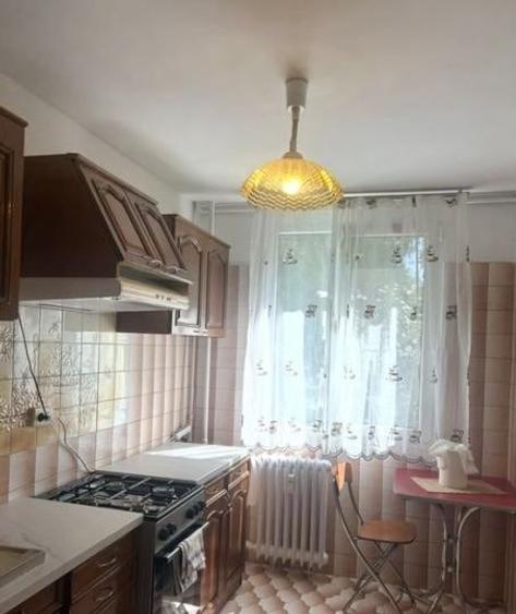 Apartament cu 3 camere decomandat, mobilat în Berceni