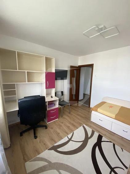 Apartament cu 3 camere semidecomandat, mobilat în Între Lacuri