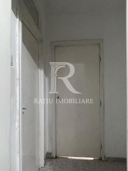 Apartament cu 3 camere semidecomandat în Central