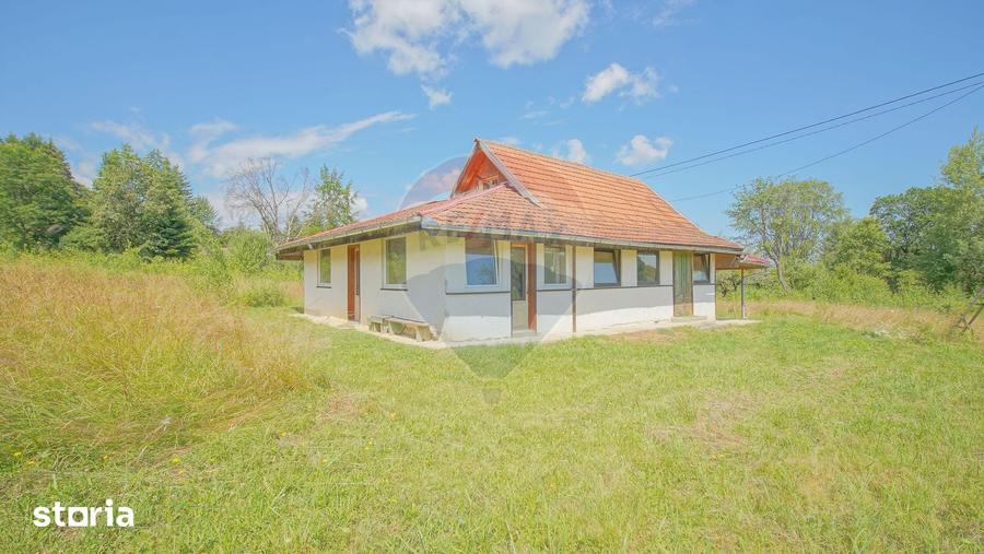 Casă cu 3 camere cu Teren 8100 Mp în Ucea