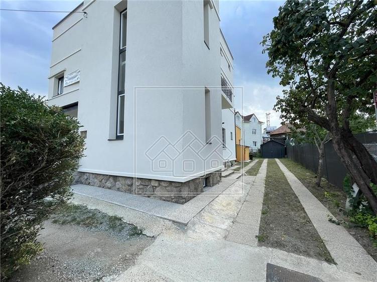 Casă individuală cu 12 camere cu Teren 600 Mp în Hipodrom 1
