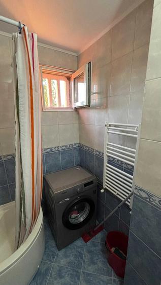 Apartament cu 3 camere semidecomandat în Jiului