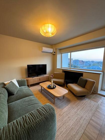 Apartament cu 3 camere semidecomandat, mobilat în Calea Victoriei