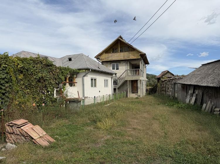 Casă cu 4 camere în Roești