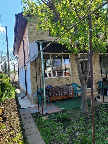 Casă cu 4 camere în Farfuria