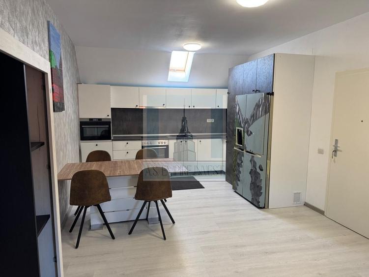 Apartament cu 3 camere semidecomandat, mobilat în Brașovul Vechi