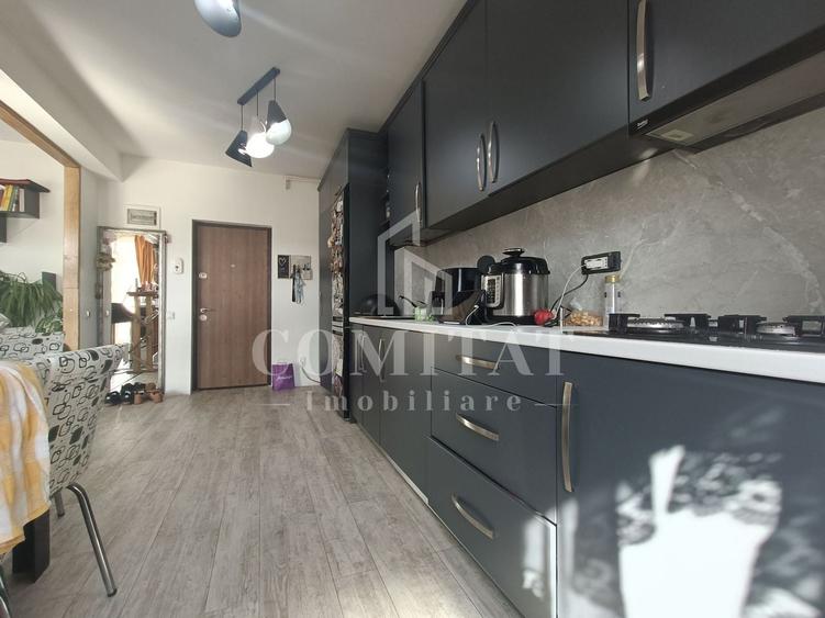 Apartament cu 3 camere semidecomandat, mobilat în Florești