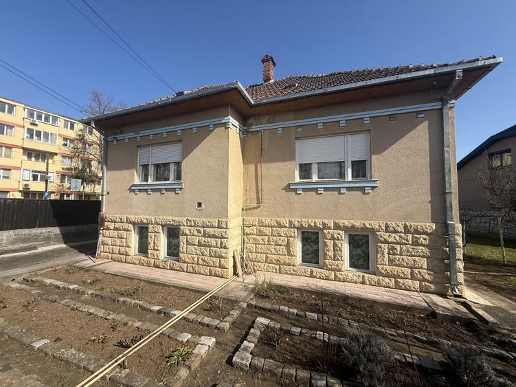Casă individuală cu 6 camere cu Canalizare în Grigorescu