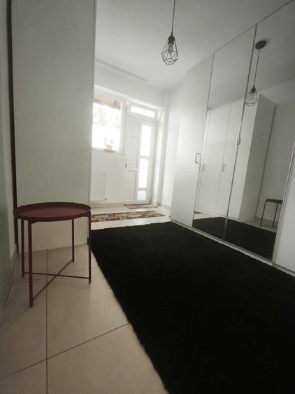 Apartament cu 3 camere semidecomandat în Europa