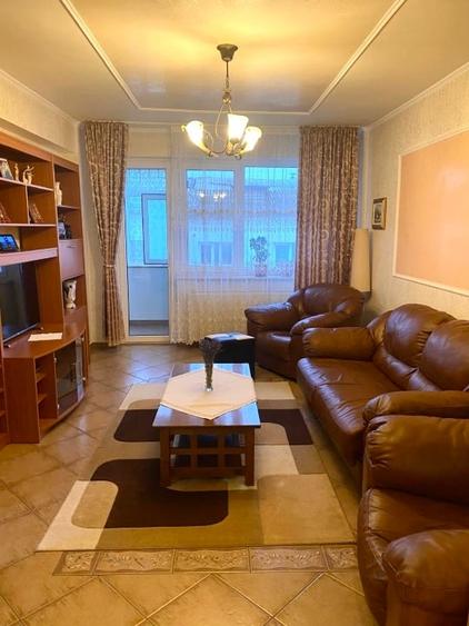 Apartament cu 3 camere decomandat, mobilat în Central