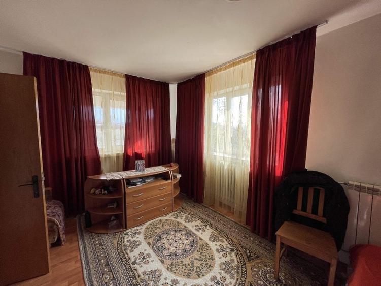 Casă individuală cu 10 camere cu Teren 825 Mp în Orașul de Jos