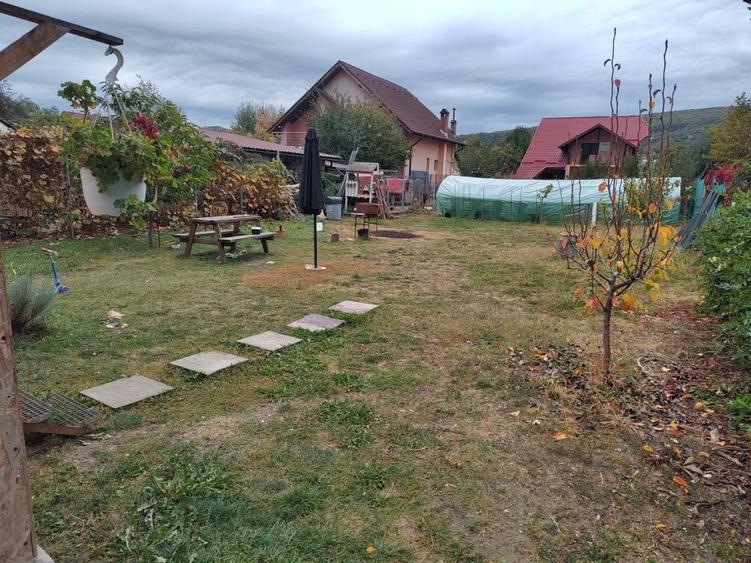 Casă cu 3 camere în Bujoreni