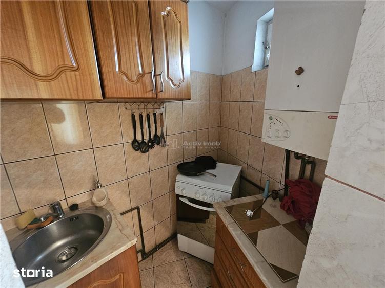 Apartament cu 3 camere semidecomandat, mobilat în Central