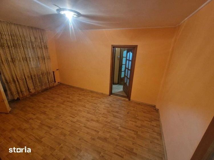 Apartament cu 3 camere semidecomandat în Sud