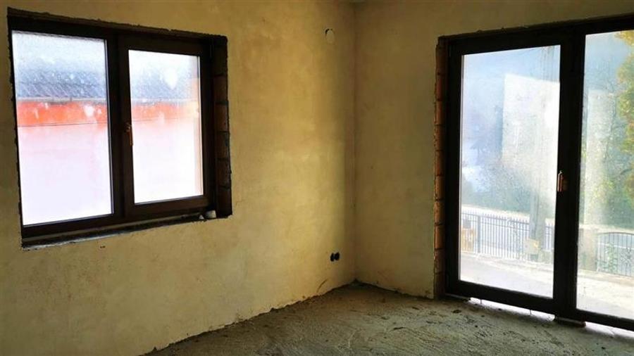 Casă individuală cu 6 camere cu Canalizare în Sud