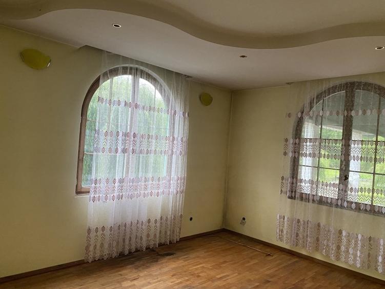 Casă individuală cu 5 camere cu Teren 1381 Mp în Costești