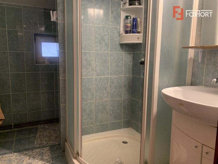 Casă individuală cu 9 camere cu Canalizare în Dumbrăvița