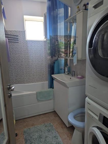 Apartament cu 3 camere semidecomandat, mobilat în Buziașului